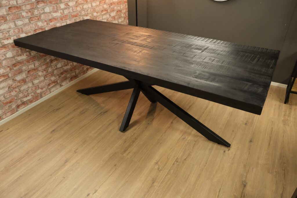 Milaan eettafel (mango) – ZWART