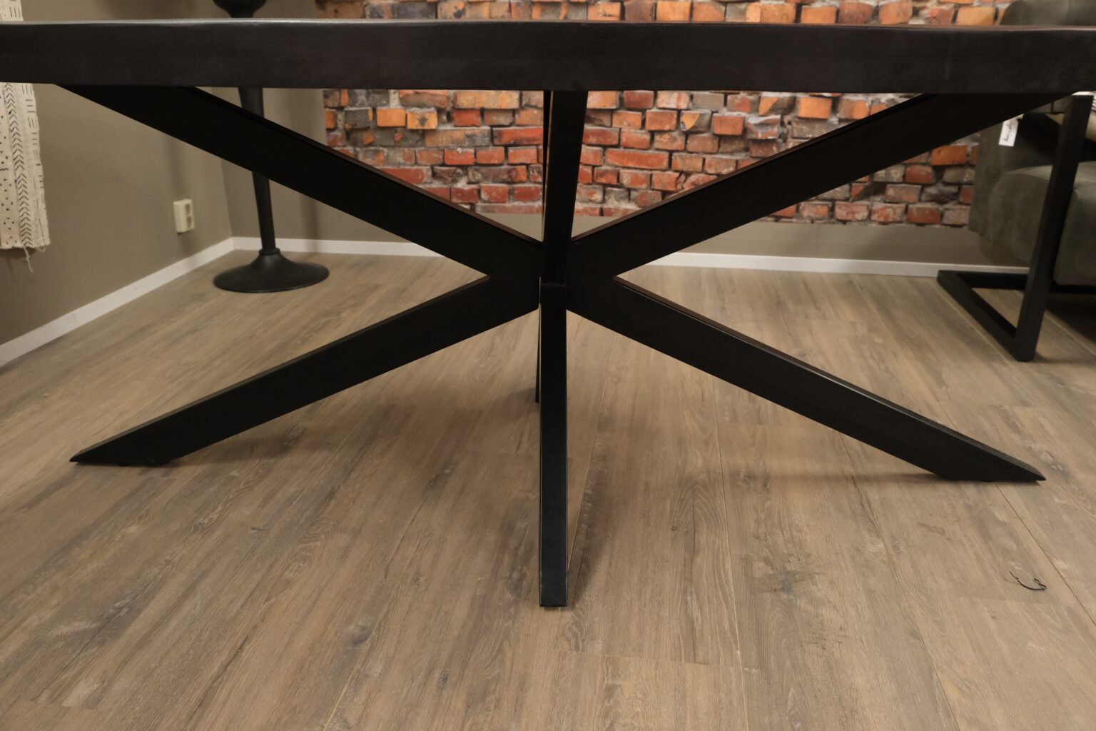 Milaan eettafel ovaal (mango) – zwart
